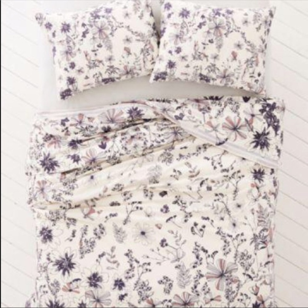 SOLD ON Ⓜ️erc—Urban Outfitters plum and bow duvet